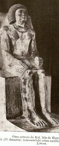 Esc, XVI-XV, DIN IV, Kai, hijo de Hamset, sedente, Representado como escriba, Epoca de Kefrn, M. del Louvre, Pars 2520-2494