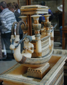 Esc, XIV, DIN XVIII, Barco de marfil, Tumba de Tutankhamn, M. Egipcio, El Cairo, 1334-1325