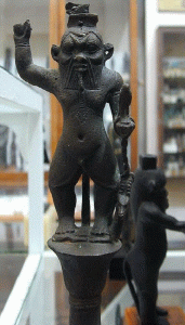 Esc, XIV, DIN XVIII, Estatua del dios Bes, poca de Tutankhamn, M. Egipcio, El Cairo, 1334-1325