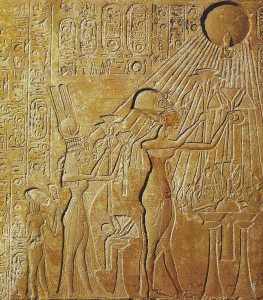 Esc, XIV, DIN XVIII, Amenophis IV, Nefertiti e hijas recibiendo la bendicin de Atn, relieve, 1350-1334
