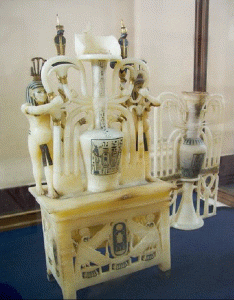 Esc, XZIV, DIN XVIII, Vaso de alabastro  para perfume , Tumba de Tutankhamn, M. Egipcio, El Cairo, 1334-1325