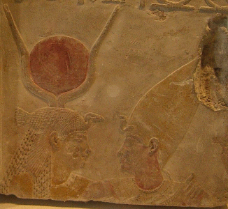 Esc, IV, DIN XXX, Nectanebo II con la Diosa Isis, Serapeum, Menfis, M. del Louvre, Para, 360-343