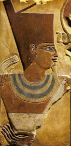 Esc, DIN XI, Menthuotep II con corona del Alto y Bajo Egipto, relieve, Templo de Deir el Bahari, M. Britnico, Londres, 2055-2004