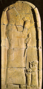 Esc, VII aC., Asarhadon, Estella con un prncipe egipcio postrado y atado, 680-669